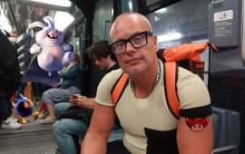 Huey avec JJ dans la Champs-Élysées (Roadtrip Extraordinaire)