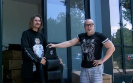 ‘Klussen met kijkers’: Gamekings zet MAG CH130 X gaming chair in elkaar