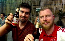 Nam 19 Bonus: Twee Ajacieden in Hanoi en het levensgevaarlijke verkeer